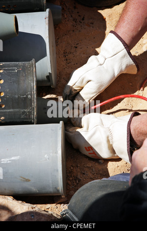 Ordigni inesplosi viene preparato per la detonazione da membri di ONG internazionali al di fuori di Sirte, Libia Foto Stock