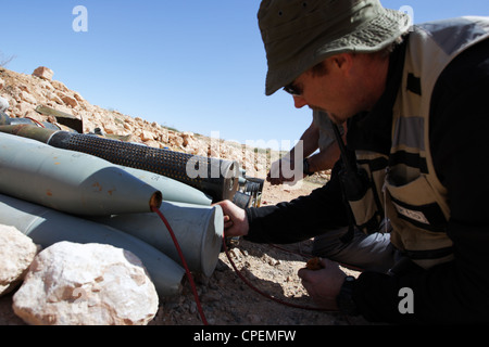 Ordigni inesplosi viene preparato per la detonazione da membri di ONG internazionali al di fuori di Sirte, Libia Foto Stock