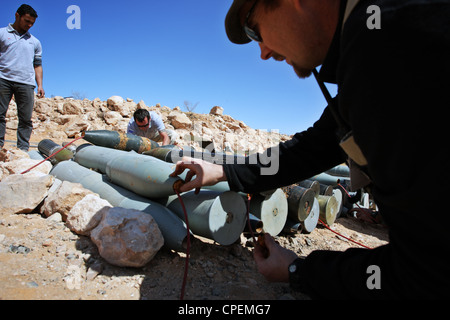 Ordigni inesplosi viene preparato per la detonazione da membri di ONG internazionali al di fuori di Sirte, Libia Foto Stock