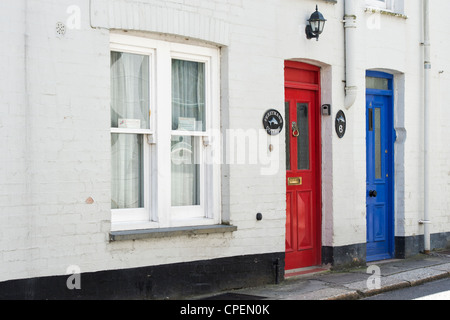 Colorati porte anteriore in una strada a Fowey, Cornwall, Inghilterra Foto Stock