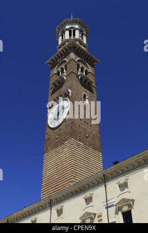 Torre dei Lamberti in Piazza Signori di Verona, Italia Foto Stock