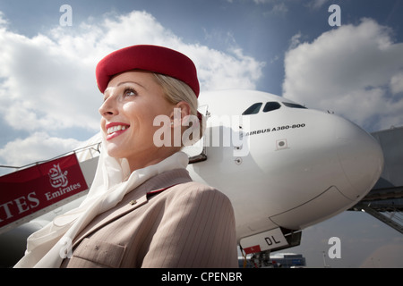 Emirates Airline airhostess all'Aeroporto di Manchester con un Airbus A380 hostess Foto Stock