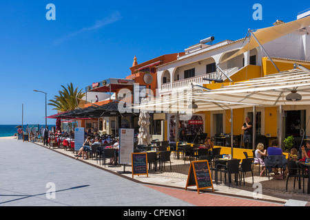 Cafe sul lungomare, Carvoeiro, Algarve, PORTOGALLO Foto Stock