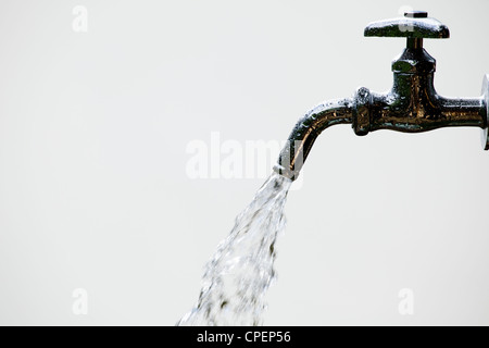 Esecuzione di acqua dal rubinetto Foto Stock