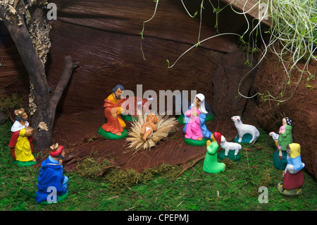 Presépio tradizionale delle Azzorre (presepe) visualizzato in un ambiente rustico di grotta. - Culla di Natale tradizionale delle Azzorre con figure di argilla Foto Stock