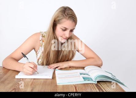 Ragazza adolescente studiando. Foto Stock