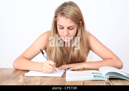 Ragazza adolescente studiando. Foto Stock