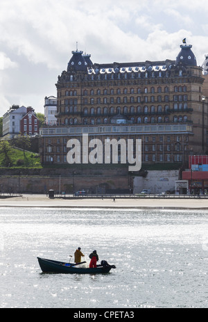 Scarborough, nello Yorkshire, Grand Hotel St Nicholas Cliff, il più grande hotel Vittoriano in Europa. Vista con la pesca in barca nella baia. Foto Stock