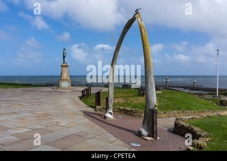 Whitby - whalebone arch e Captian Cook statua. Foto Stock