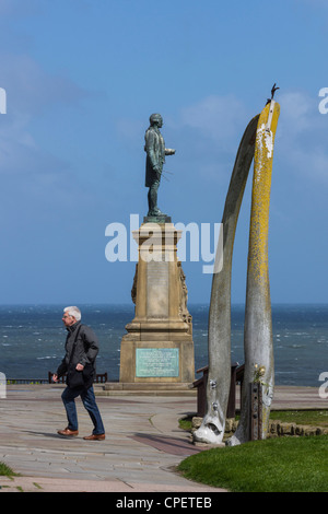 Whitby - whalebone arch e Captian Cook statua. Foto Stock