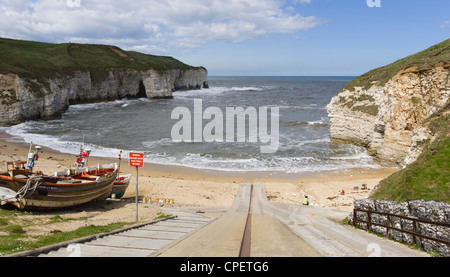 A nord lo sbarco, Flamborough Head, Yorkshire - una pittoresca rupe calcarea baia con una spiaggia e il tradizionale barca da pesca di lancio. Foto Stock