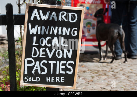 Segno pastoso in Clovelly. Storico di proprietà privata tradizionale villaggio di Devon. Inghilterra Foto Stock