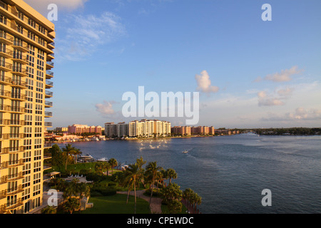 Boca Raton Florida,Palm Beach County,Lake Palm Beach County,Boca Raton,Intracoastal Spanish River Water,Carlton Condominium building,boat,water,Palm t Foto Stock