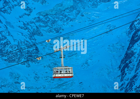 Gondola del Brevent-funivia passando davanti al Ghiacciaio Bossons, Chamonix, Alta Savoia, Francia Foto Stock