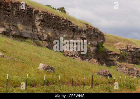 Esposti rocce sedimentarie strati sul fianco di una collina lungo la strada rurale - California USA Foto Stock