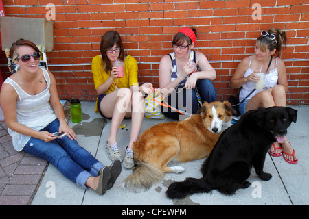 Florida Hernando County, Brooksville, Florida Blueberry Festival, evento, Main Street, adulti donna donna donne donna donne donna donna donna donna donna donne, cani, animali domestici, seduto, ombra, f Foto Stock