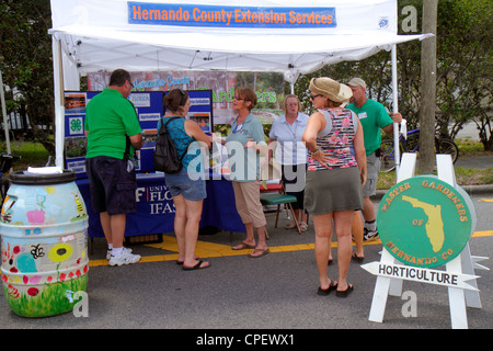 Florida Hernando County, Brooksville, Florida Blueberry Festival, evento, Broad Street, servizi di estensione, stand promozionale, informazioni, adulti uomo me Foto Stock