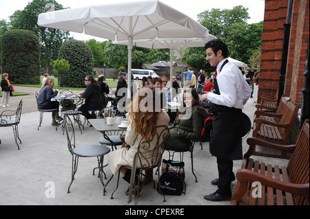 L'Orangery di Kensington Gardens a Londra con i clienti seduti ai tavoli all'esterno. Foto Stock