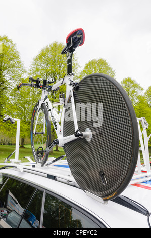 In fibra di carbonio ruota posteriore su un Professional road racing prove cronometrate della bicicletta Foto Stock