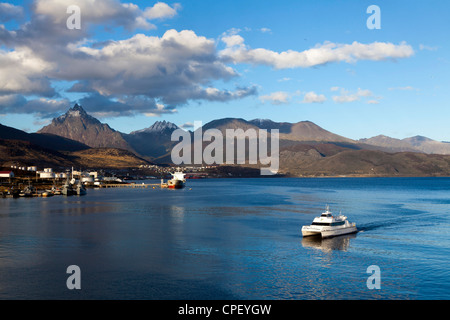 Catamarano turistico in arrivo a Ushuaia nel tardo pomeriggio, Tierra del Fuego, Argentina Foto Stock