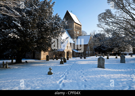 Chiesa di San Lorenzo, Castle Rising in una limpida giornata invernale e Foto Stock