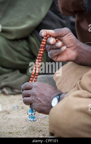 Pashtun uomo in Helmand, Afghanistan con grani di preghiera Foto Stock