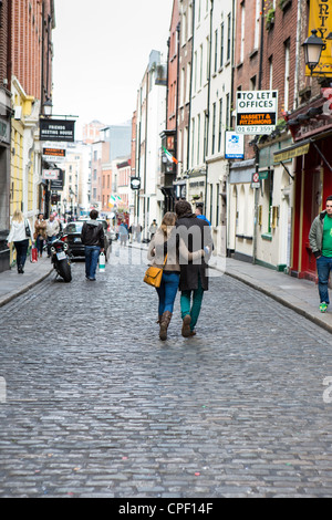 Coppia giovane passeggiare per le strade di Dublino in Irlanda Foto Stock