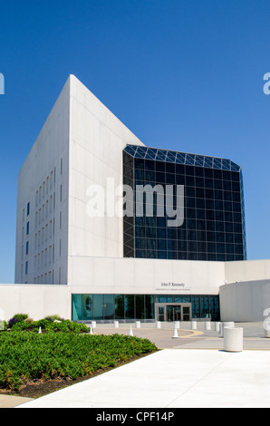 BOSTON, Massachusetts - lato meridionale della John F. Kennedy Presidential Library and Museum sul lungomare di Dorchester a Boston, Massachusetts. Dedicata al 35° presidente degli Stati Uniti, la JFK Library è il deposito ufficiale della National Archves and Records Administration dei registri presidenziali di John F. Kennedy. Foto Stock