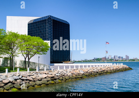 Lungomare della John F. Kennedy Presidential Library and Museum sul lungomare nel Dorchester a Boston, Massachusetts. Dedicato al trentacinquesimo presidente degli Stati Uniti, la Biblioteca JFK è la nazionale ufficiale e Archves Records Administration repository del presidenziale Records di John F. Kennedy. Il highrises del centro cittadino di Boston sono in fondo a destra del telaio. Foto Stock