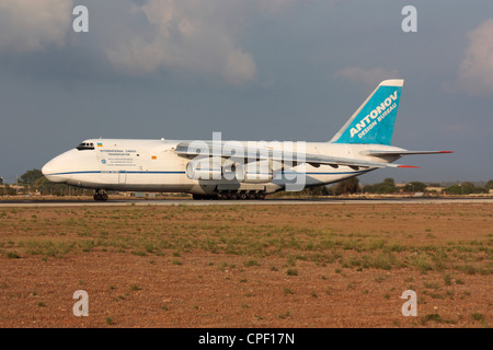 Trasporto commerciale di merci aeree. Antonov Airlines AN-124 aereo jet per carichi pesanti si è schierato sulla pista pronta per la partenza da Malta Foto Stock