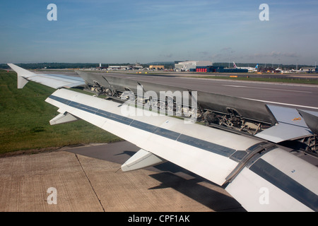 Ala di un Airbus A320 jet dopo le operazioni di sbarco con spoiler e lembi verso il basso ad alta resistenza. Aerodinamica e la progettazione degli aeromobili Foto Stock