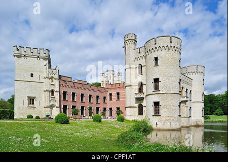 Bouchout castello in stile neogotico circondato dal fossato del National Botanic Garden del Belgio a Meise Foto Stock