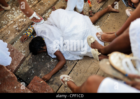 Un fedele Candomblé si impossessò durante la cerimonia rituale in onore di Yemanjá a Cachoeira, Bahia, Brasile. Foto Stock