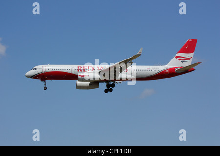 Red Wings Tupolev Tu-204 aereo di linea sulla rotta di avvicinamento contro un cielo blu Foto Stock