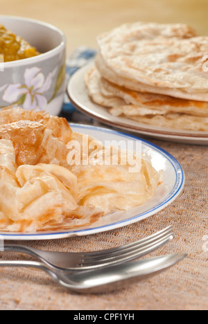 Roti Canai con curry di lenticchie Foto Stock