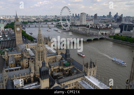 Vista del London Eye e il fiume Tamigi da Victoria Tower, la Casa del Parlamento, il Palazzo di Westminster, Londra, Inghilterra Foto Stock