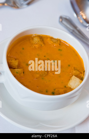 Un motorino di avviamento di una ciotola di zuppa di pomodoro con crostini Foto Stock