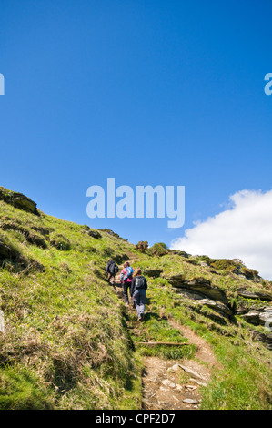 Una famiglia a piedi lungo la costa sud occidentale il percorso nei pressi di Boscastle nel North Cornwall, England, Regno Unito Foto Stock