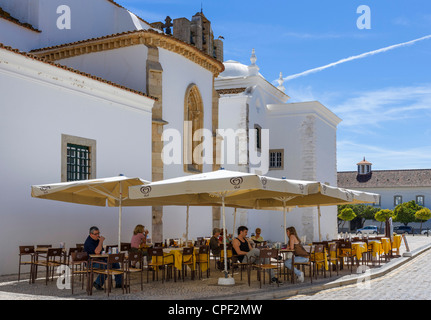 Cafe al di fuori di sé (cattedrale) in Largo da Sé, Old Town (Cidade Velha o Vila Adentro), Faro, Algarve, PORTOGALLO Foto Stock