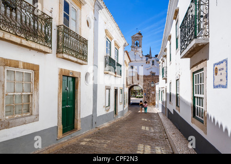 Street nella Città Vecchia (Cidade Velha o Vila Adentro) guardando verso l'Arco da Vila (town gate), Faro, Algarve, PORTOGALLO Foto Stock