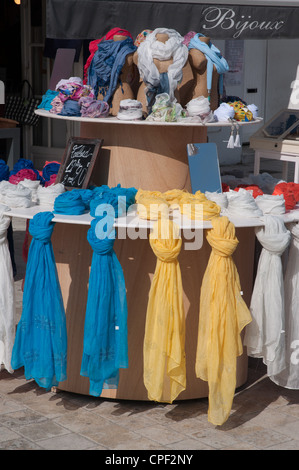 Colorate sciarpe di cotone per la vendita al di fuori del negozio a Saint Martin de Re Francia Foto Stock