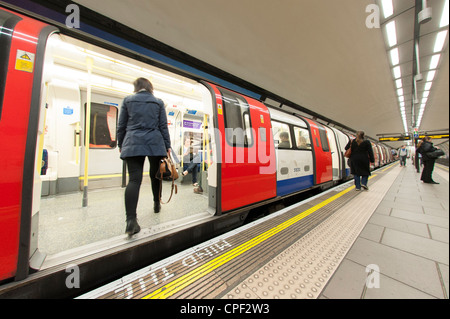 Porte aperte a Clapham Common la stazione della metropolitana di Londra, Inghilterra, Regno Unito Foto Stock