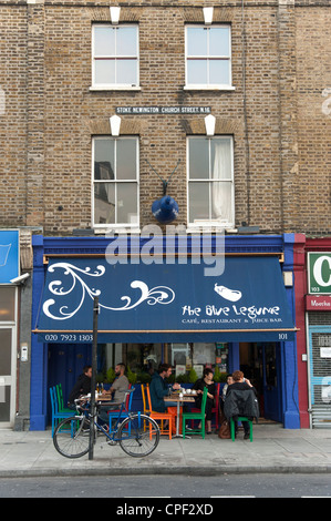 Cafe a Stoke Newington Church Street, Londra, Inghilterra, Regno Unito Foto Stock