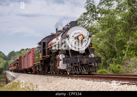 1917 Baldwin 'Pershing' 2-8-0 locomotiva a vapore 300, classificazione consolidata, attraversando Neches River Bridge, Texas. Foto Stock