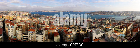 Lo stretto del Bosforo e Beyoglu quartier dalla Torre di Galata Istanbul Turchia Foto Stock