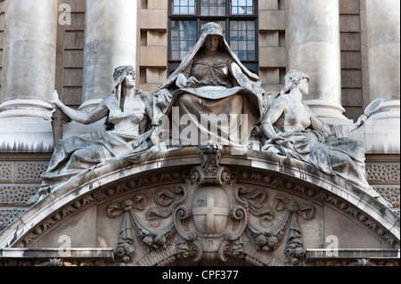 La fortezza e la verità che fiancheggiano una registrazione angelo da Frederick William Pomeroy, Old Bailey, London, England, Regno Unito Foto Stock