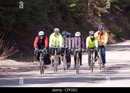 Un gruppo di ciclisti fuori per un giro. Foto Stock