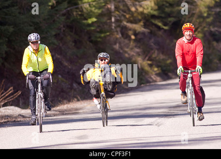 Tre uomini godersi il bel tempo in bici. Foto Stock