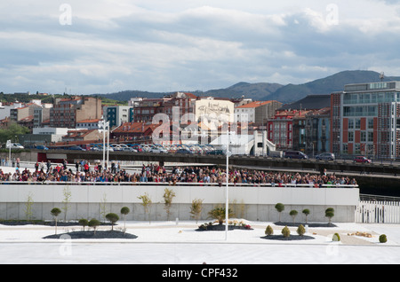 La folla guarda la docking della prima nave da crociera al molo a Avila Spagna Foto Stock