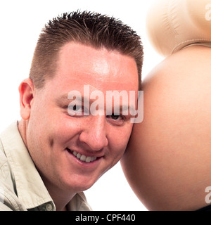 Close up sorridenti speranzosi in padre e la donna incinta pancia, isolati su sfondo bianco. Foto Stock
